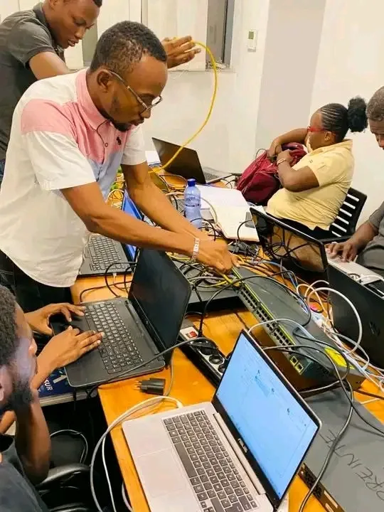 Formation pratique sur le connectique des équipements en réseau via le Switch.